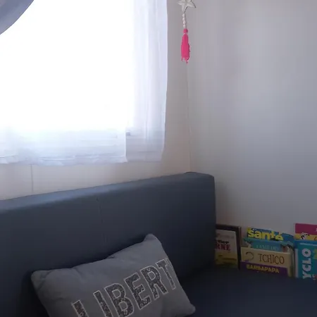 Mobil Le Castellas Bertrand /stehlin אתר קמפינג